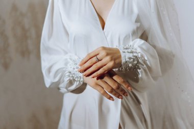 Modern bir manikür ve güneş ışığıyla bir kadının parmağına takılmış zarif bir elmas yüzüğün yakın çekimi. Aşk ve düğün kavramı. Yumuşak ve seçici odak.