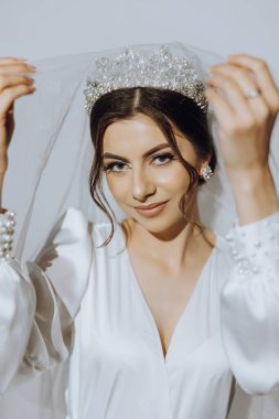 Gelinin saç stilinde lüks düğün tacının diademi. Portre. Sabah düğün hazırlığı gelini yakın plan