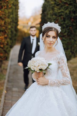 Gelin ve damadın düğün buketiyle ilk buluşma anı, gelin sevgilisini bekliyor..