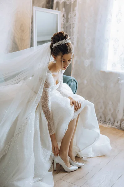Молодая Невеста Красивом Свадебном Платье Надевает Обувь Помещении Невеста Одевает — стоковое фото