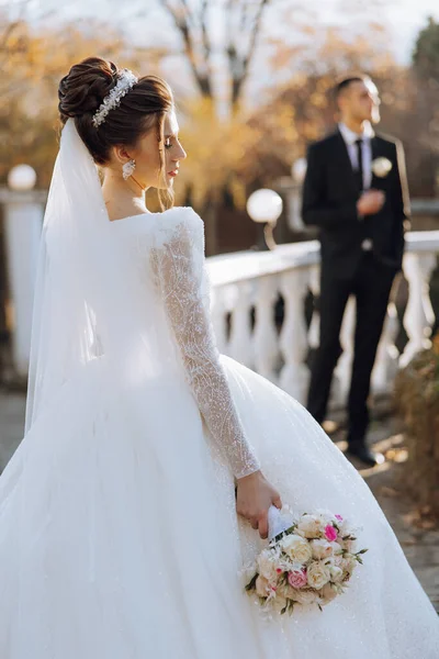 Свадебная Пара Прогулке Осеннем Парке Невеста Красивом Белом Платье Понятие — стоковое фото