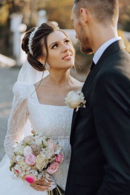 Gelin ve damat düğün günlerinde birbirlerine bakarlar. Bir düğün çifti omzundan vurdu. Gözlerinde şefkat ve sevgi.