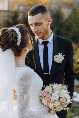 Gelin ve damat düğün günlerinde birbirlerine bakarlar. Bir düğün çifti omzundan vurdu. Gözlerinde şefkat ve sevgi.