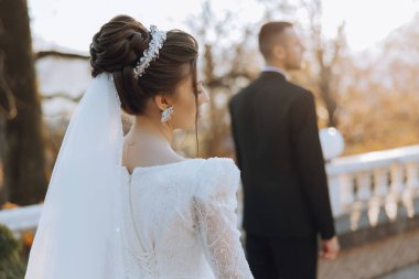 Gelin ve damadın bir buketle ilk tanışma anı, gelin sonbahar güneşi altında doğadaki sevgilisine gider..