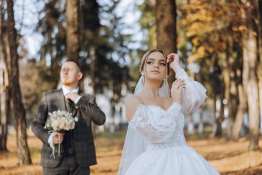 Gelin ve damadın düğün buketiyle ilk buluşma anı, gelin sevgilisini bekliyor..