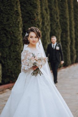 Gelin ve damadın düğün buketiyle ilk buluşma anı, gelin sevgilisini bekliyor..