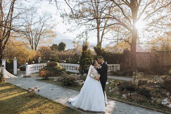 Свадебная Пара Прогулке Осеннем Парке Невеста Красивом Белом Платье Понятие — стоковое фото