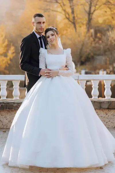 Стильный Молодой Жених Красивая Невеста Длинном Белом Платье Длинной Вуали — стоковое фото