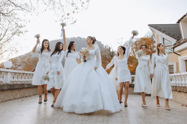 Свадебная Фотография Брюнетка Невеста Белом Платье Букетом Брюнетка Друзья Белых — стоковое фото