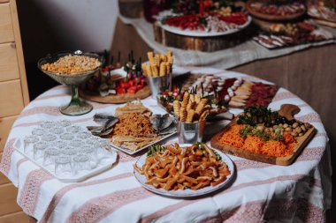 Kazak masası. Konuklar için ziyafet salonu et ziyafeti. Ev yapımı kesikler. Domuz filetosu. Lezzetli et parçaları. Et tabağı. Füme nane 'den nefis kompozisyonlar. Süzme peynir..