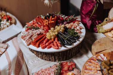 Kazak masası. Konuklar için ziyafet salonu et ziyafeti. Ev yapımı kesikler. Domuz filetosu. Lezzetli et parçaları. Et tabağı. Füme nane 'den nefis kompozisyonlar. Süzme peynir..