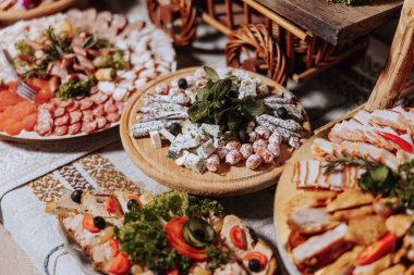 Kazak masası. Konuklar için ziyafet salonu et ziyafeti. Ev yapımı kesikler. Domuz filetosu. Lezzetli et parçaları. Et tabağı. Füme nane 'den nefis kompozisyonlar. Süzme peynir..