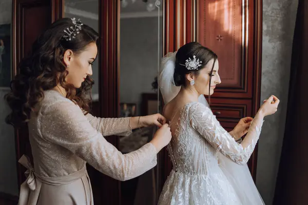 Nedimeler sabahları seviniyor, gelinliğin düğmelerini bağlayıp düğün törenine hazırlanıyorlar. Fotoğraf çekerler, gülümserler, geline ayakkabıları için yardım ederler..