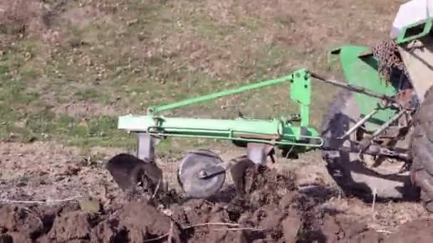 Pequeño Tractor Una Zona Montañosa Tractor Arada Campo Con Arado — Vídeos de Stock