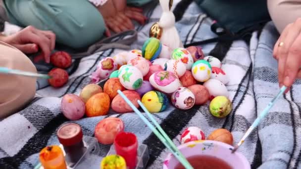 Colorant Oeufs Pâques Avec Des Peintures Colorées Religion Traditions Fête — Video