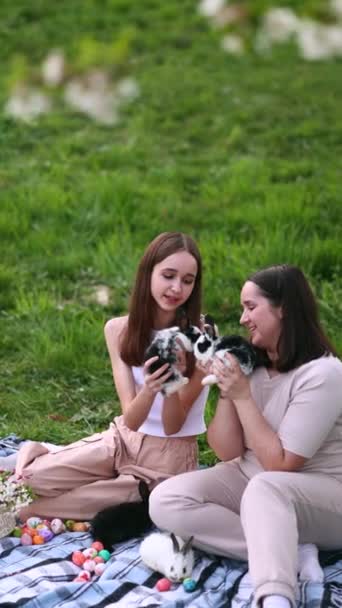 Duas Meninas Jardim Estão Segurando Coelhos Brincando Com Eles Relações — Vídeo de Stock