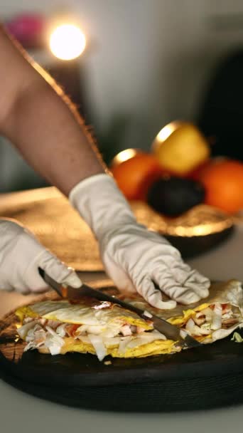 自家製食品のクローズアップ テーブルの上に 女性の手は食材で満たされたトルティーヤを包みます ホームキッチンでアジア料理 ラバッシュ チキン ととも キャベツ オニオン ソース — ストック動画