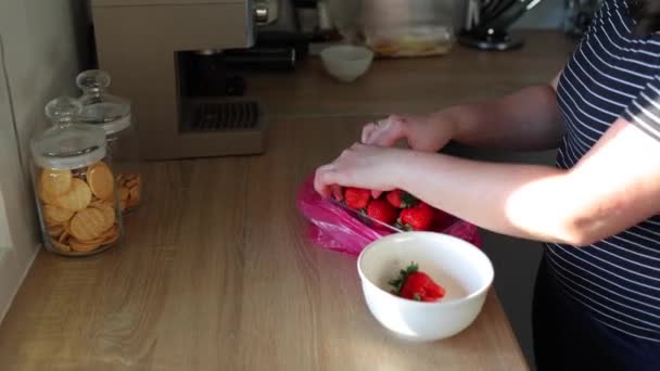 Una Mujer Pone Fresas Rojas Maduras Tazón Cocina Una Joven — Vídeos de Stock