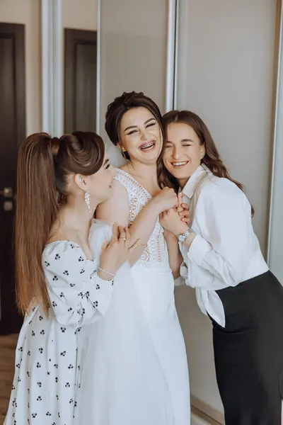 Trzy Kobiety Się Śmieją Przytulają Jeden Nich Nosi Suknię Ślubną Zdjęcie Stockowe