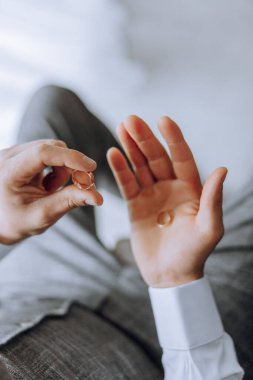 Bir adam elinde iki yüzük tutuyor, bir tanesi kayıp. Kaybetme ve üzüntü kavramı, yüzüğün kaybının yasını tutan adam gibi.