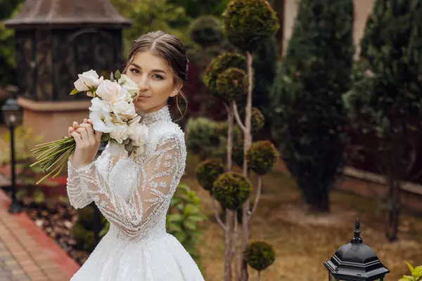 Kobieta Sukni Ślubnej Trzyma Bukiet Kwiatów Pojęcie Elegancji Romantyzmu Jak Obrazek Stockowy