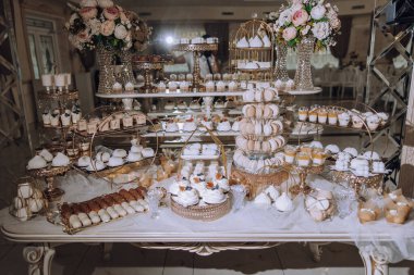 Çörekler ve çörekler dahil bir masa dolusu tatlı ve hamur işi. Masa bir parti ya da etkinlik için hazırlanmıştır.