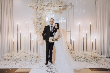 Gelin ve damat, üzerinde 