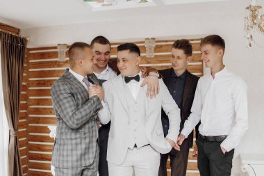 Takım elbiseli ve kravatlı bir grup adam fotoğraf için poz veriyor. Sahne resmi ve profesyoneldir.