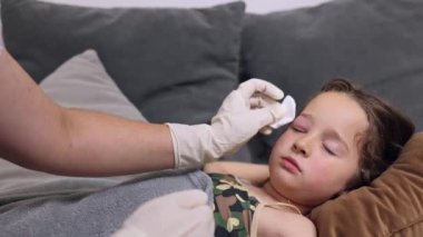 Göz kapağında şişmeye, kızarıklığa, ısıya ve kaşıntıya neden olan böcek, sivrisinek ya da arı ısırıklarının yol açtığı küçük bir çocukluk enfeksiyonu. Doktor, çocuğun gözündeki şişliği çıkarmaya çalışıyor.