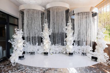 Beyaz duvarlı ve beyaz perdeli beyaz ve siyah bir oda. Odanın modern ve zarif bir havası var.