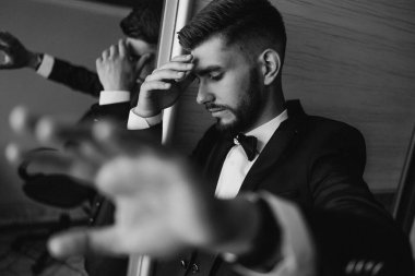 Takım elbiseli bir adam arabada oturuyor ve derin düşüncelere dalıyor. Düşünce ve içgözlem kavramı