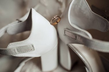 Yüzük ayakkabının üzerindedir.