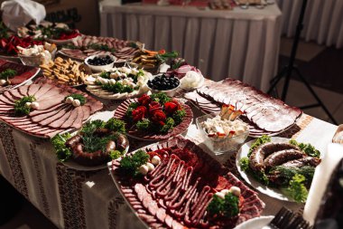 Bir masa büyük bir tabak et ve bir kase salata da dahil olmak üzere çeşitli et ve sebzelerle kaplıdır.