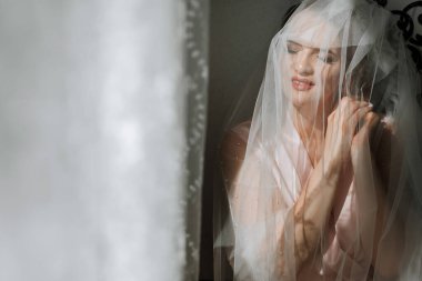 Bir kadın peçe takıyor ve kameraya bakıyor.