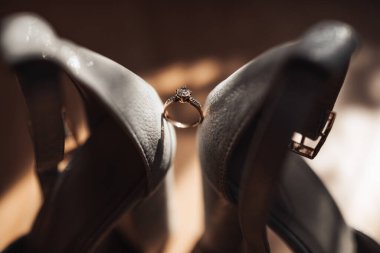 Yüzüklü bir çift ayakkabı.