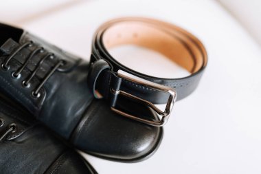 Ayakkabının üzerinde siyah bir kuşak var. Kemer deriden yapılmıştır.