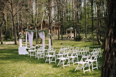 Ormanda bir düğün töreni yapılıyor. Tören, beyaz çadır ve sandalyeli bir tarlada yapılacak.