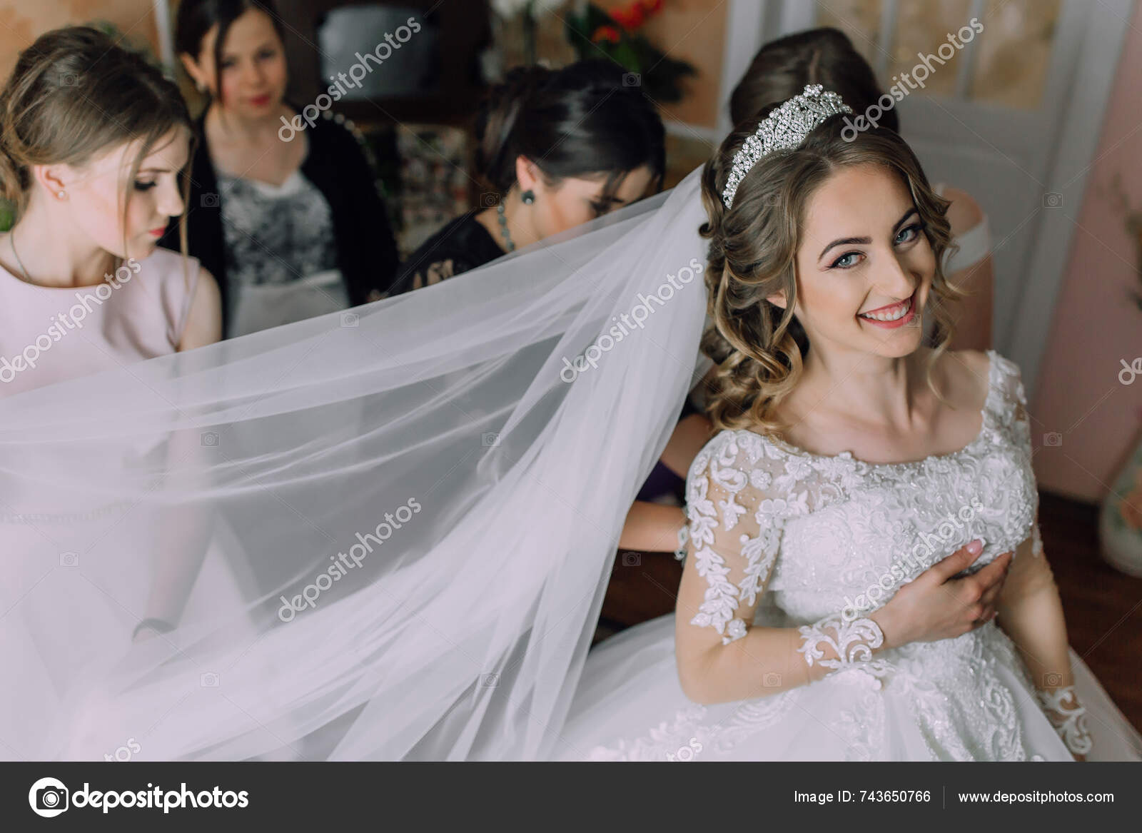 Bride Getting Ready Her Wedding Her Veil Being Pulled Back — Stock