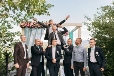 Damat ve arkadaşları düğün töreninden sonra doğada eğleniyorlar.