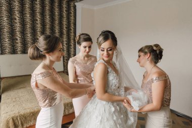 Bir gelin nedimeleriyle düğününe hazırlanıyor. Gelin beyaz bir elbise giyiyor ve nedimeler hazırlanmasına yardım ediyor. Sahne aşktır.