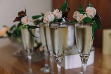 Üstünde çiçekler olan bir grup şampanya kadehi. Kutlama ve zarafet kavramı