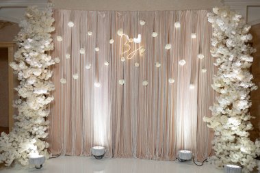 Üzerinde büyük beyaz bir ağaç olan beyaz bir duvar. Ağaç beyaz çiçeklerle süslenmiş ve 