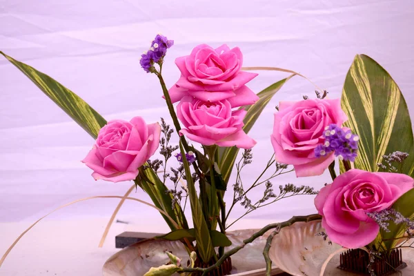 Красивые Розовые Розы Вазе Белом Фоне — стоковое фото