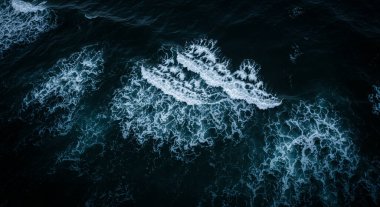 Okyanus dalgalarının güzel drone görüntüsü