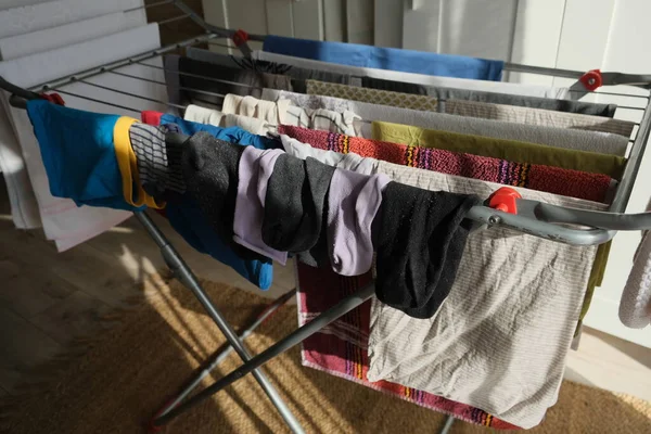 Temiz Çamaşırlar Pencerenin Yanındaki Bir Odada Çamaşır Ipine Asılı Çamaşır — Stok fotoğraf