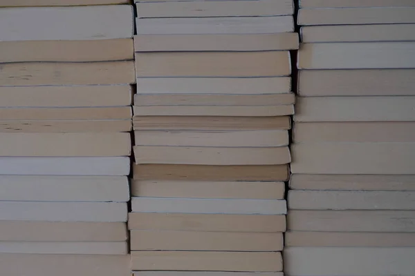 Многие Книги Находятся Книжной Полке Книги Сложены Три Ряда Книжной — стоковое фото