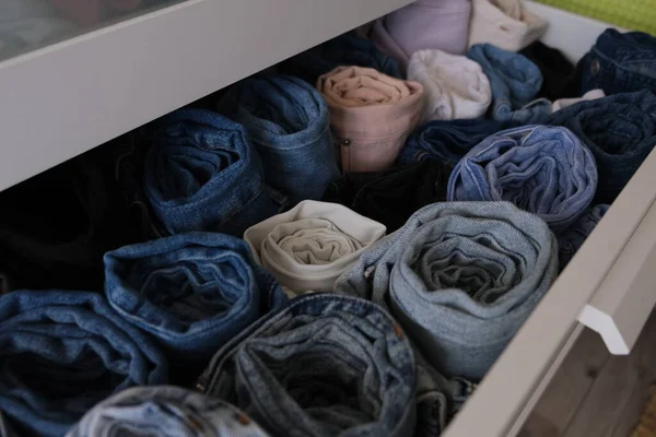 Szuflada Pełna Dżinsów Jeansowych Otwarta Szuflada Składanymi Niebieskimi Białymi Różowymi — Zdjęcie stockowe