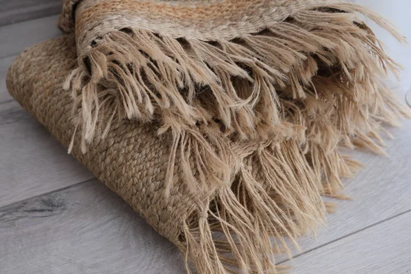 毛绒毛绒地毯 毛绒毛绒地毯 带条纹折叠在卧室的花束上 黄麻地毯概念的照片 家庭内环保的内部细节 — 图库照片