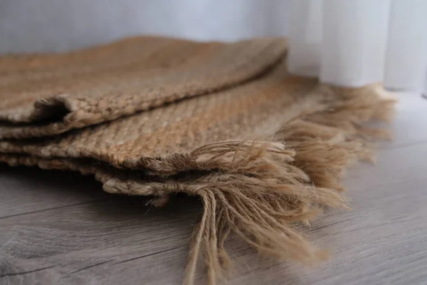 柳条折边编织地毯 折边编织柳条地毯上的花束在卧室 有法兰的地毯概念的照片 家庭内环保的内部细节 — 图库照片