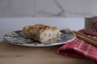 Gullac, renkli tabakta gullac tatlısı. Geleneksel Ramazan tatlısı. Fındık ve cevizle süslenmiş Glla tatlısı. Türk mutfağı lezzetleri konsept fotoğraf fikri.